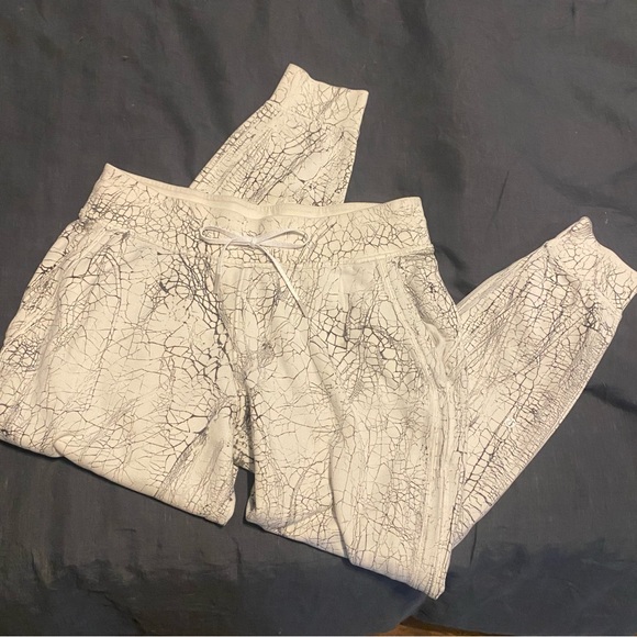 Lululemon Warm Down Joggers sweatpants 7/8 Length
Thread Dye White Black-size 12 - Picture 8 of 13